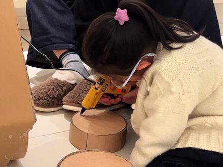 #国庆节手工制作 #祖国76周年生日 制作视频片段很少,希望对大家能有帮助。当时看到班级群里发了国庆节亲子手工制作比赛的自愿活动,我们就和孩子沟通了一下是否参与活动,沟通后孩子想做一个大坦克,我们就决定帮助孩子将这一想法落地。纸箱子是20元废品站里买的,刻刀是小区驿站赠予的,木板是朋友家闲置的。特别感谢孩子爸爸和好朋友的不扫兴及鼎力支持,三个大人两个小朋友一起完成了这个作品。作为父母,我和孩子爸爸一直希望能给孩子的童年留下很多美好的回忆,若干年后她长大了再想起她童年的往事时,这种幸福的感觉也能让她嘴角不直觉的上扬,所以生活中我们会尽可能的和孩子一起做些有意义的事,尽可能实现她的奇思妙想。也感谢大家对视频的喜爱!祝愿国家繁荣昌盛,我爱你中国!#亲子互动