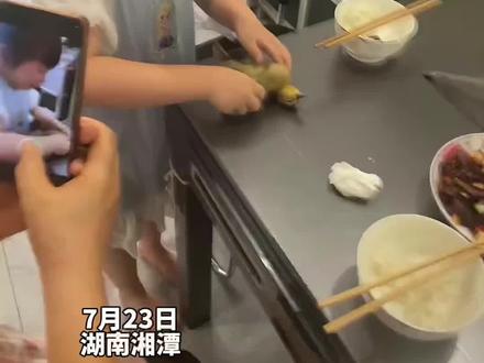 心爱的小鸭子不行了,小女孩边哭边做“心脏复苏” #心脏复苏