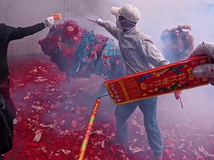 炸狮子和舞狮子第一视角 传统习俗三族闹元宵,刺激送福#闹元宵 #舞狮 #第一视角 #炸狮子