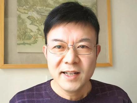 在16号晚上“与辉同行”的首期访谈中,董宇辉的访谈总结被陈行甲老师高度评价,我已经专门制作了一则视频。其实在整个访谈过程中,宇辉也是精彩不断,金句频出。其中一番触动人心的话还引发了大家的热议。
“我手中握有棍棒,只是为了提防豺狼,但我不用棍棒伤人,是因为我心存善良。”
“有些人做不到,但他要求你做圣人,要求你手无棍棒,还要一心向阳。”
“你看,历史上多少圣贤真的是死于那些奸佞小人之口,一群活在阴沟里的人每天指责阳光耀眼,他总是用道德来要求你,因为你有道德,但是你没有办法用道德要求他,所以你容易被他束缚,被他的语言所控制,但他不至于,因为他没有原则。”
#董宇辉 #与辉同行 #董宇辉拥有暖评最多的评论区 #人品可贵善良可为 #董宇辉总结与辉同行首期访谈