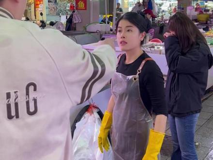 暴躁男子竟当街打老婆!愤怒老板娘霸气出手制止 #打女人算什么男人 #路见不平一声吼 #厨房菜刀