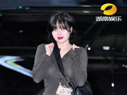 #泫雅表演时晕倒 希望泫雅多注意身体健康呀!#泫雅晕倒#金泫雅#澳门水弹音乐节#健康