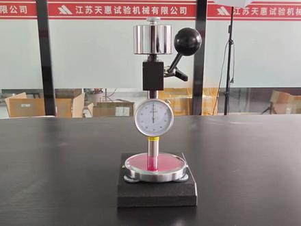 20秒教会邵氏硬度计的正确用法! 样块≥10×10mm、厚度≥6mm,薄了就叠加!压杆等数值稳定再读数,测够 5 次取平均才精准!江苏天惠试验机,专业硬度检测设备,需要的老板评论区扣 1!#邵氏硬度计 #邵氏硬度计使用方法 #硬度检测教程 #试验机厂家#天惠仪器