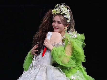 哈哈,真的可以这样吗🥰#谢娜#李小冉#谢娜演唱会