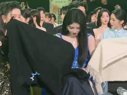 明明只是看个手机,为何鞠婧祎白鹿要用毯子遮挡?看到刘亦菲当场警告万茜,才知皆是斗智斗勇#鞠婧祎 #白鹿 #宋祖儿 #娱乐评论大赏 #内容启发搜索