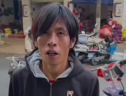 廉江网红宾利哥~如果没有他你还会爱我吗?宾利哥每次出现都会带着他女人的手提包或者背包或者布娃娃,真心被伤害了💔#宾利哥 #廉江 #如果没有他你还爱我吗 #吼吼 #六哲