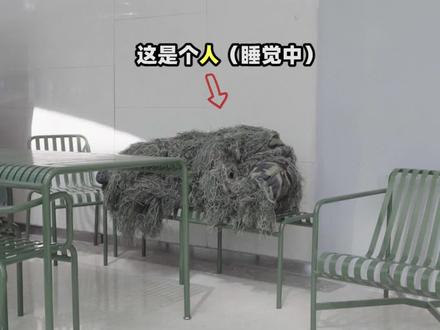 小伙穿吉利服求婚遇挫,唱歌吐露心酸,让旁边的小姐姐乐开了花#拯救不开心 #忘记原唱