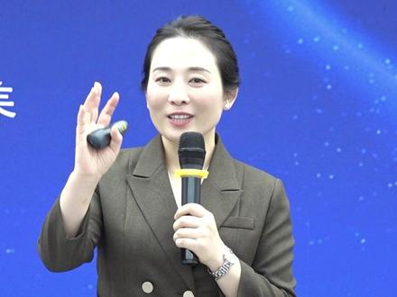 点头礼仪是一种常见的社交礼仪,通常用于表示同意、尊重或问候。在点头时,人们通常会轻轻地点一下头,有时也会伴随着微笑或眼神交流。
点头礼仪通常用于以下情况:
1. 表示同意或赞成:当别人说话时,如果你同意或赞成他们的观点,可以轻轻地点头表示支持。
2. 表示尊重:在见面或告别时,可以点头向对方表示尊重和问候。
3. 表示感谢:当别人为你做了什么事情时,可以点头表示感谢。
4. 表示理解:当别人向你解释某个问题时,如果你理解了他们的意思,可以点头表示理解。
总之,点头礼仪是一种简单而有效的社交技巧,可以帮助人们更好地表达自己的态度和情感,增强彼此之间的交流和理解。#礼仪培训 #服务礼仪培训 #商务礼仪考证 #礼仪证书 #考证