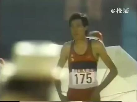 1984年洛杉矶奥运会男子跳高比赛,朱建华以2.31米获得季军,为中国田径赢得了历史上首枚奥运奖牌。刘云鹏和蔡舒分别以2.29米和2.27米的成绩获得第7名和第8名,这是中国跳高历史上唯一一次有三个人进入奥运前八。
#田径 #跳高 #朱建华 #奥运会 #洛杉矶