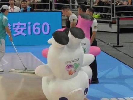 原来充气版大湾鸡里边是大学生,网友:我就说孩哥不会这么颠 #全运会 #大湾鸡 #抽象大学生 #十五运 (编辑:阿梓)