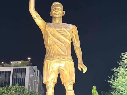 印度加尔各答建造了一座梅西雕像。 雕像高度为21.34米,相当于普通居民楼7层高。#梅西 #足球 #印度