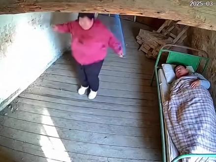 跳绳还能把地板天塌😂😂