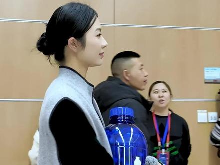 独家!抓包撒尼组合后台互怼😂 终于知道撒老师的眉毛是怎么画的了!
#春晚 #撒贝宁 #尼格买提 #春晚后台 #春晚共此时