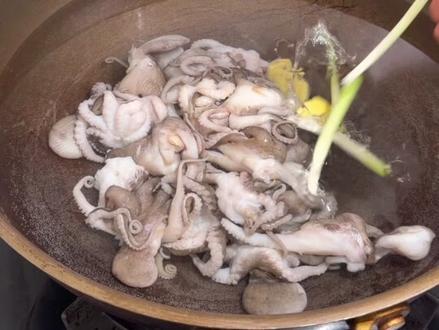10分钟下饭菜!酱爆蒜香八爪鱼🐙秘制酱汁,蒜香浓郁!一口爆汁💦#酱爆八爪鱼 #蒜蓉八爪鱼 #爆炒墨鱼仔 #爆炒八爪鱼 #八爪鱼的做法
