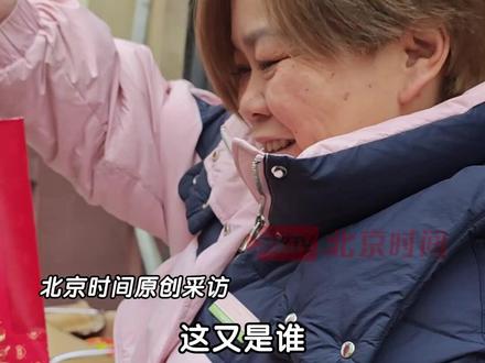 麻辣拌界史铁生迎来他的大馋“余华”!因网友发布视频意外爆火的麻辣拌店,天津这位因单腿截肢残疾的店主过年还在营业。2月28日,北京时间记者采访时店里收到两杯咖啡,老板娘哭笑不得:“大年初四之后,网友天天点来咖啡,就为了我们喝了以后多拌两碗麻辣拌。”#麻辣拌界史铁生迎来他的大馋余华 #天津爆火麻辣拌店每天接到网友投喂的咖啡 (记者 王易楚)