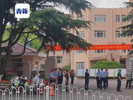 直击青岛高考首日,青岛95后美女班主任,身穿红衣送考00后考生#青岛#高考#美女老师#送考#红衣