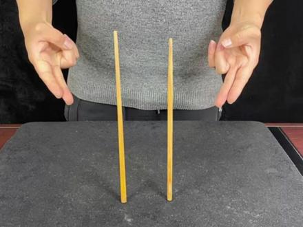 教你一个经典魔术:筷子跳舞,真简单,学会骗朋友玩