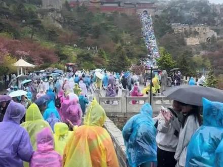 泰山厕所挤满过夜的人:出游变遭罪,实在是花钱买难受 #泰山 #游客 #厕所