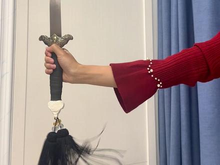 酷炫的反手花教学,超简单 这期是基本剑花中的,正反手互相切换的教程,刀花剑花都能用 #刀花 #剑花练习#反手剑花 #0基础学 #抖音合集升级计划