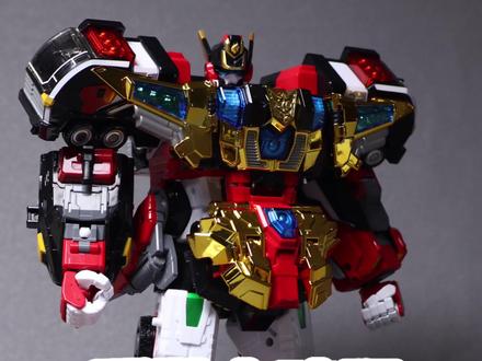 炫卡斗士出合体啦!四合体重装赤魂王来啦 👏👏好消息,8月份炫卡斗士3的新玩具即将来袭!今天咱们就先体验一下炫卡斗士3中的4合体重装赤魂王,玩具是韩版的。
【炫卡武器】赤魂战甲(安装在胸口的)
【成员】云梯车、挖掘机、自卸车、直升机
【简评】展高的合体玩具还是一如既往的侧重合体和变形的过程,合体后的可动一般般,外形还是很帅气的,特别是电镀金的赤魂战甲,大大提高了整个玩具的质感,但同时也影响了手臂的可动,另外腿部连接处的齿轮关节存在虚位,正常组合是有前倾现象,需要手动调整一下。总的来说,可以合体的炫卡斗士,还是挺不错的,喜欢合体玩具的,8月份就要装备好钱包咯。
#创作灵感 #内容启发搜索 #炫卡斗士 #炫卡斗士3 #男孩玩具