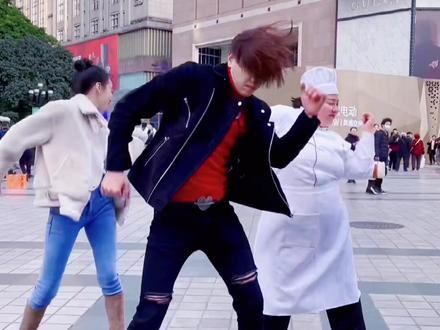 你们说谁摇得最带感😅#青海摇 #飘柔哥 @张辉映(每天下午三点服装直播)