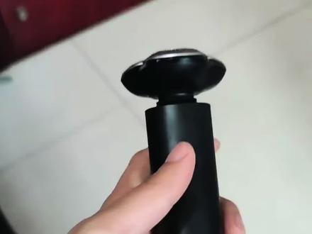 小米s301噪音大且不能有效剃须问题修复,主要原因是齿轮砥柱太小容易断裂导致开机抖动噪音大,修复后能正常使用,和售后让大家换陶瓷刀片一点关系都没有,大家看一下拆解步骤
1.拆开剃须刀清理刀片,不小心掉地上崩了几个刀口,不过完全不影响使用
2.用平口螺蛳刀或者刀片撬开传动底座
3.发现齿轮砥柱断裂,砥柱非常小,有个小磕碰都容易断裂
需要小米工程师改良设计
4.拆开齿轮卡扣,适当拉长齿轮卡扣弹簧,约拉长3毫米左右,有助于增加力度顶住刀片,不再让刀片抖动
5.断裂的砥柱用502粘住,这里非常不好粘,建议用列子夹住,同时注意柱子倾斜角度,和小圆盘保持垂直,等晾干后再装回
6.整个过程注意保护拆下来零件,依次装回
7测试噪音是否还在