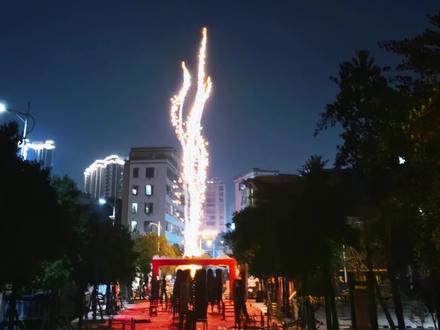 牛石卧虎藏龙,效果还是不错的!#牛石烟花 #请你看不一样的烟花 #烟花最浪漫的一瞬间 #烟花 #城市的夜晚