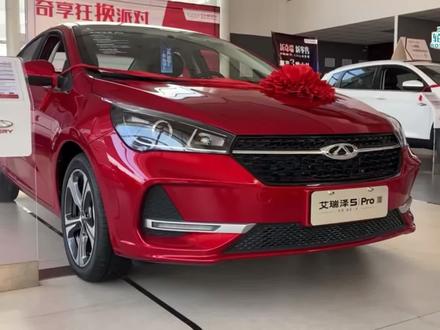 预算3万买代步车,二手艾瑞泽5值不值得普通人入手? 你是不是还在预算3万多乱看二手车?怕故障、怕被坑、怕买完天天修?今天我把二手艾瑞泽5讲透,该花多少钱、哪年款更稳、都需要避哪些坑,一次性说清楚,普通人照着买不踩雷!帮你用最少的钱,买到最省心的车。
奇瑞艾瑞泽5于2016年正式上市,是奇瑞面向入门家用市场的全球车型,主打便宜、耐造、空间够用,当年月销轻松破万,累计销量超过了百万台,是真正的国民级代步轿车。历经多次改款,核心一直是1.5L自吸发动机+5MT/CVT变速箱,皮实耐用、维保便宜、配件遍地都是。竞品车型主要是吉利帝豪、长安逸动,同价位里它性价比表现相当突出。#晒出你的二手车攻略 #创作者中心 #创作灵感 #奇瑞艾瑞泽5 #吉利帝豪