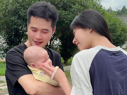 端午节回丈母娘家过节,一大家人都格外疼我家大女儿,好吃的先留给她。没有隔阂,只有实实在在的关怀,粽叶飘香,人心更暖,感恩身边所有温柔以待。#记录真实生活 #端午节安康