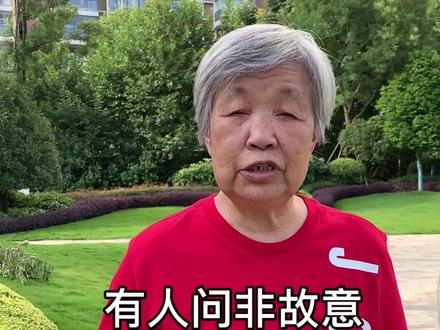 裁判员对篮球碰到脚怎么处理?#篮球教学 #篮球规则
