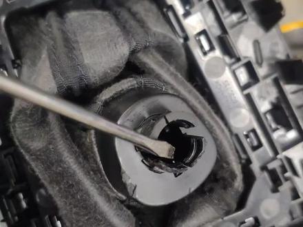 大众斯柯达挂挡杆儿。里面有一个铁的卡扣,拆掉之后往上一提就出来了。