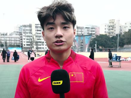 赛后采访 | 在2025年广东省大学生田径锦标赛男子丁组400米决赛中,暨南大学选手梁宝棠以49秒38的成绩,斩获亚军。赛后采访中,他透露本场赛事是全运会后的首秀,还分享了自己征战全运会的切身感受,并表示接下来会将重心转向亚运会的备战。一起来听听他的分享吧。#田径精英 #广东省大学生田径锦标赛 #400米 #梁宝棠 #体育生