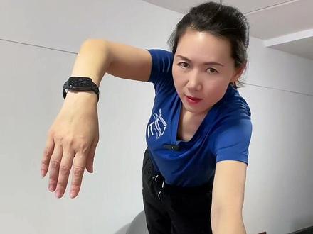 自由泳回臂动作陆上练习——打开肘,打开腋下。#运动使人快乐 #轻松学游泳 #自由泳教学 #爬泳教学 #快乐学游泳 #轻松有效的鱼式游泳