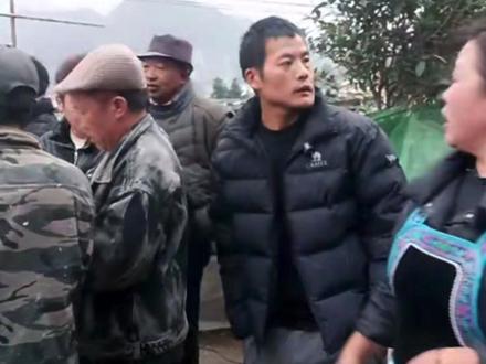 脚手架搭的床,刀疤哥回家 老家房前、人群簇拥之中。
画面中心,是焦点人物刀疤哥被围观的景象。在人群边缘,两处直播画面形成了鲜明的对比。
一位姑娘拿着手机,显示她的画质高清,画面稳定。而另一侧,刀疤哥的妹妹,只手捧着一部廉价、无防抖的旧手机,画面抖动着低劣的像素,仿佛将贫瘠的生活质感直接传递给每一位观众。她站在人群之后,习惯性地退让,不争不抢,一如她那真实的哥哥。
这份近乎固执的“不争”和“后退”,或许正是这个家庭在如今社会中,依然深陷困顿的原因之一。
一直跟随妹妹身边的,是大姐。她穿着普通,话语不多,只是默默地伴随,眼神里有着一种无需言语的纯真与善良,令人不忍伤害。这是底层的中国农村家庭,最常见、也最珍贵的道德底色。
镜头聚焦到妹妹本人。她双手紧紧捧着手机,机身贴近嘴边,那姿态透露着对直播的重视,以及怕网友听不清的紧张与真诚。这份**“害怕手机晃动,画面更虚,害怕网友听不清”**的细节,比任何华丽的辞藻都更具说服力。
她起初抗拒“刀疤哥妹妹”这个标签,曾被网暴的阴影让她害怕被误解为“蹭流量”。但最终,在网友真诚的提醒和善意的推动下,她接受了这个新身份。她的真诚,让她超越了设备和环境的限制,说话清晰,互动良好,第一次直播便展现了朴实又自然的能力。
妹妹带领网友走进他们从小到大生活的居所。与其说是房子,不如说是一个简陋的庇护所。它没有院落,只有三间狭小的空间,在昏暗的灯光下,几乎没有一件像样的家具。
最触目惊心的,是刀疤哥的床。它并非传统意义上的木床,而是由铁架和板材简单搭建,形同建筑工地的脚手架。这“结实”的床,与他在荒野中搭建的简陋庇护所,形成了某种残酷的呼应——无论是荒野还是城市,他们都过着一种极限生存的生活。这种空间上的贫瘠,是家庭性格在物质世界投下的真实之影。
尽管物质匮乏,但画面中展现出的亲戚关系是和睦而亲近的。叔叔、婶婶、大姨、弟弟,大家相处融洽。这份浓厚的家族亲情,是这片物质荒漠中,唯一温暖、坚实的精神基石。
网络上有各种闲言碎语,描绘农村的勾心斗角、搬弄是非。但这只是故事的一面。在闲暇时,乡村的人们或许会说些家长里短的琐事,可一旦家庭有难,这份朴素的情感底色就会展现出来。大家可以不计前嫌,迅速汇聚起来,互相帮助。这份**“有事能帮,无事不扰”**的底层人情,正是支撑这个家庭,以及无数普通家庭,继续走下去的隐形力量。
#刀疤哥 #老六荒野 #农村生活 #乡村味道