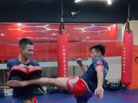 今天给大家更新的教程是后中鞭腿,耐心看完,干货满满。#搏击 #格斗 @DOU+小助手 @DOU+上热门