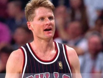 《史蒂夫科尔续集》:NBA联盟单赛季三分球命中率50%,命中率50%,罚球命中率90%记录保持者,简称190俱乐部球员。#科尔 #史蒂夫科尔 #勇士领取总冠军戒指