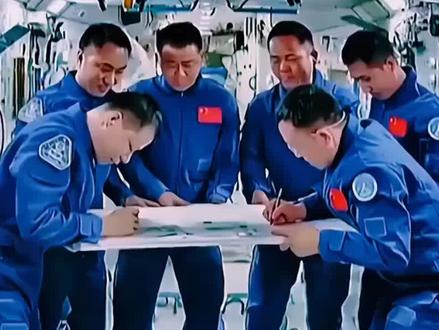 神舟二十三号航天员们集体亮相,这阵仗比我们公司开会还整齐!他们正在空间站里“画地图”,不知道是不是在规划怎么“占领”外太空。地球人表示:你们慢慢画,我们先吃个瓜。#神舟二十三号#航天员#太空日常 神舟二十三号的航天员们在太空开会,地球人却在吃瓜。他们忙着画未来,我们忙着刷抖音。同样是“画饼”,一个在太空实现梦想,一个在地上幻想暴富。航天员:我们在画宇宙的蓝图;地球人:我在画这个月的花呗还款计划。#神舟二十三号#航天员#太空吃瓜