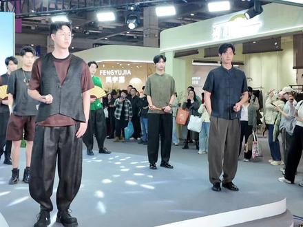 CHIC2026春季展冲四季青!上海国展中心最美女装区,打破批发刻板印象,原创时尚感拉满,服装人必打卡~
#CHIC2026四季青#上海#上海国家会展中心#时尚