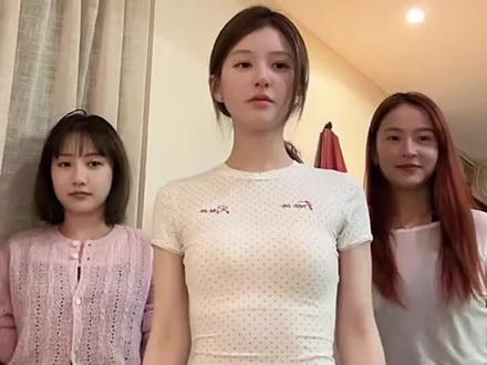 #赵露思#可露丽
在家里开演唱会是一种怎样的感觉?!
刀马 海豹舞…
赵露思你怎么这么宠我们啊~
@赵露思