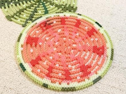 镂空西瓜🍉杯垫 平时不用的时候可以串在一起放在桌上 嘿嘿
#拼豆界来了个天才 #抖音第0届拼豆大赛 #拼豆 #diy创意手工 #拼豆杯垫 @抖音创作灵感 @抖音小助手 @抖音作者助手 @DOU+小助手