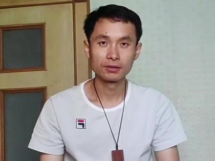 纸人站立魔术表演仅供娱乐