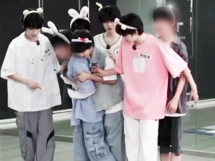 嘴上说不吃醋,但其实心里早就嫉妒的咬牙切齿了#桂橹桂#张桂源王橹杰#四代双子星#dou+上热门入口 @抖音创作小助手