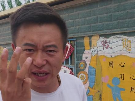 全国只有三个地方端午节从来不吃粽子 来看看有没有你的家乡
• 江西省婺源县
这里的人们在端午节不吃粽子,而是吃一种名为“汽糕”的特色糕点 。“汽糕”由米浆发酵后蒸制而成,口感松软,并配有肉丝、笋干等馅料,被称为“东方的披萨 ”。有趣的是,婺源人会在新年时吃粽子。
• 河南省三门峡市卢氏县
当地的传统端午食物是“槲包”。它与粽子历史一样悠久,但用槲叶包裹小米或黍米制成,而非糯米和竹叶。曹靖华先生曾在文章中提到,他家乡卢氏的“粽”指的就是槲包。
• 甘肃省武威市
端午节的特色美食是“油饼子卷糕 ”。这种食物将炸好的油饼与由糯米、红枣等制成的甜“糕”卷在一起食用,油而不腻,香甜可口,是当地节日里必不可少的食物 。#我的乡村生活 #端午节 #青年创作者成长计划 #记录真实生活 #农村美食