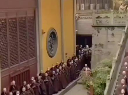 赶紧醒悟吧!坑里的赶紧自救吧! #都关闭了 #人山人海的寺庙 #寺庙挤爆了 #第五次来了 #正义必胜!