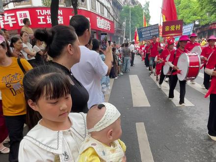 @释💋懐: 听到停赛还有很多外地船离开的消息后,我们本地人也觉得很遗憾、不甘心,你们走了龙舟赛都没有什么看头,兰里和高村镇争这个第一也没意思。你们的实力全麻阳人民有目共睹,正所谓遇强则强,强强对决,我们更想看大家遇到强敌怎么突破自我再创历史新高,绝对没有要把第一留在麻阳的阴谋论之说
奈何天公不作美,湖南常德石门县洪涝这些例子在前,领导班子更不敢拿运动员们冒险,如果今天风平浪静那皆大欢喜,万一洪水真的下来了,后果不堪设想,谁也赌不起
在此特别感谢远道而来的各地龙舟,大家不辞路途遥远赶来参赛,这份热忱我们都记在心里。隔着山水相聚,因风雨暂别。这一趟辛苦大家了。愿你们一路顺风,行舟致远,未来的赛场上永远意气风发、满载而归!#民众参与的热情 #麻阳龙舟 #龙舟精神 #龙舟 #龙舟争渡过端午