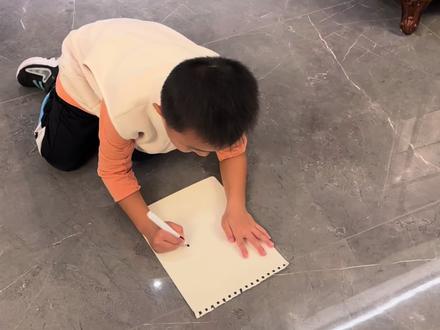 #可爱萌娃 #陪你长大 #绘画手工 #恐龙🦖
大画家养成记~
今年幼儿园恐龙课题,一不小心成了恐龙专家。
这恐龙画的也有模有样了,#记录成长