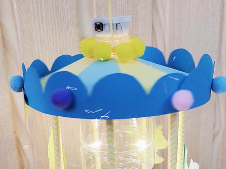 旋转木马灯笼教程来啦,为了拍教程又做了一个紫色的。上面的姓名、班级贴还有宝宝骑小马的图片需要自己p宝宝头像上去哦,视频结尾有模板,调整好图片大小用A4纸打印下来贴到硬纸板上,然后裁剪就可以用了。手残党做好用了三个多小时……#手工diy #中秋节手工 #手工灯笼制作 #提前祝大家中秋节快乐 #旋转木马灯笼