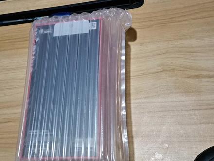 #一加15 前几天在OPPO官网买的一加15踩了大雷,官方重新寄了一台,我怕又踩雷全程录了视频,从拆封到结束一共一个多小时,太长太啰嗦了,我就删减加速了。
和第一部一加15对比
首先第一部的前置人脸模糊,不是一般的模糊,五官都模糊不清,重发的人脸还算清晰,面部轮廓几乎无变形,但是过度锐化加重瑕疵(很多安卓机都有锐化重的问题,我就顺手写一下);第一部的后置也是很模糊,放大糊成马赛克,重发的放大也清晰,至少对我来说算清晰的,我不需要拍很远的东西
然后是游戏方面,第一部下载游戏特别慢,我一共就下了两个游戏总共4个G不到,半个多小时,重发的两个游戏加起来也就下了几分钟(不包括资源包),第一部下完也玩不了,一进游戏没几分钟就发烫提示温度过高就退了,放凉后重新进入还是一样,重发的我试了几分钟,很流畅不卡顿,而且手机没有发烫,温度很正常,没有闪退或者其他异常情况
最后是电量,上一部手机开机好像是五十几的电,下个游戏就没电了,然后我就充电充满后再玩的游戏,好像也就一两个小时(绝没有两小时,因为我从下载到最后一次退出游戏也才两个小时),电只剩四十几了,然后我就放着没动了,马上联系了客服申请退货,等第二天准备把手机格式化的时候电只剩二十多了,一晚上消耗了大概是22的电,之前的视频里有截图,重发的这部我感觉耗电也有点快,但不至于像第一部那么夸张,放一晚上也就耗了10不到的电,在我接受范围,但是作为新机这个耗电我是不能理解的,有网友说新手机刚激活都这样,用着用着就好了,我之前的手机都不这样,不知道是不是现在不一样了。
反正试下来OPPO官网给我发的第一部绝对问题机,重发的除了耗电不像新机,其他都很正常。
我在网上也刷到好多网友拍了一加15的各种问题,我建议是七天内发现问题立马找自己当时购买的门店或客服,要求更换,保修期内不是人为因素造成的手机问题也不要忍着,找他们就对了,拒绝内耗,咱不能又花钱又受气,有问题就要解决😡