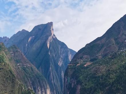 这里是四川盆地的出水口,大禹治水凿开瞿塘峡夔门,引蜀水东流,泄巴蜀之海,造就富饶千里的天府之国,功在古人,利泽干秋。#旅行推荐官 #长江三峡 #大禹治水#航拍中国 #夔门