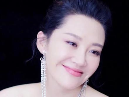 53岁许晴剪短发似小姑娘,绝美背影婀娜多姿,示范女神级身材#明星 #娱乐播报台 #娱乐圈 #明星推荐 #明星八卦 #许晴